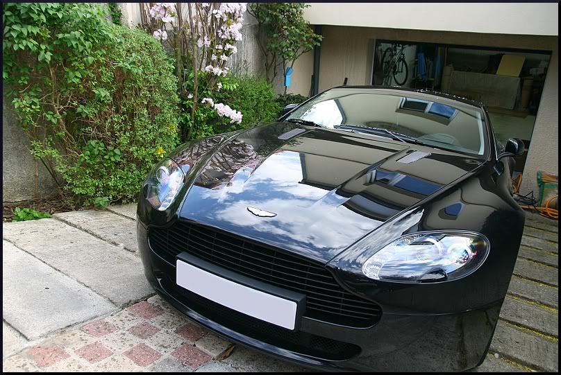 Detail a un Aston Martin Present