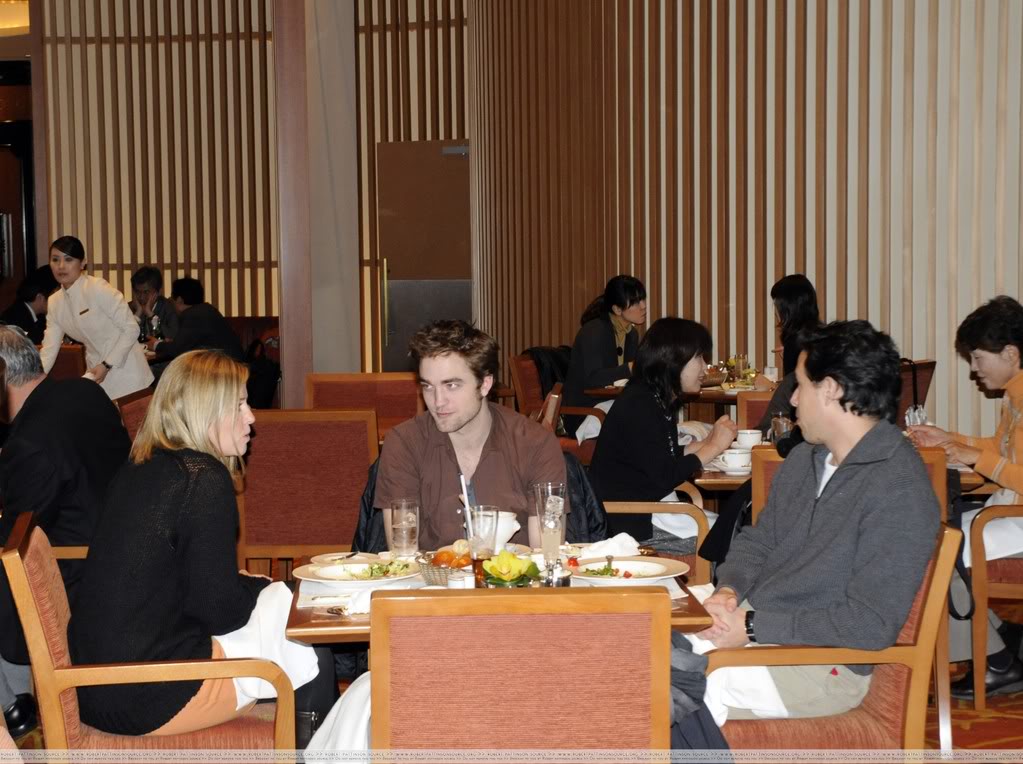 ROB  CENANDO EN JAPON 03/03 Cena_001