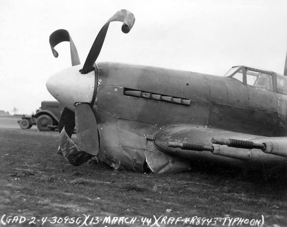 Un typhoon déchu, été 44 - Terminé HawkerTyphoon-crash