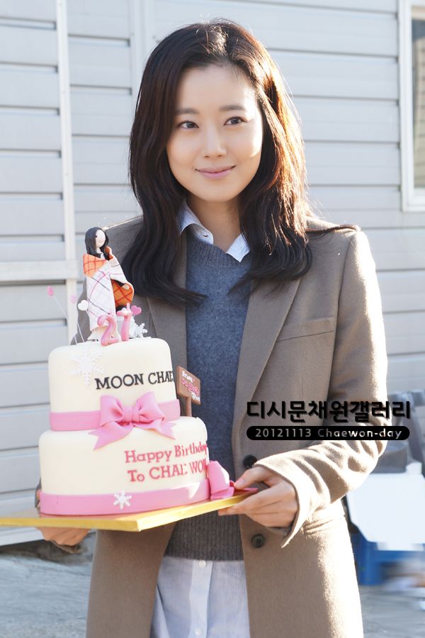 Moon Chae Won تحتفل بعيد ميلادها الـ 27 في موقع تصوير Nice Guy 1543D23550A24EDD2ED802