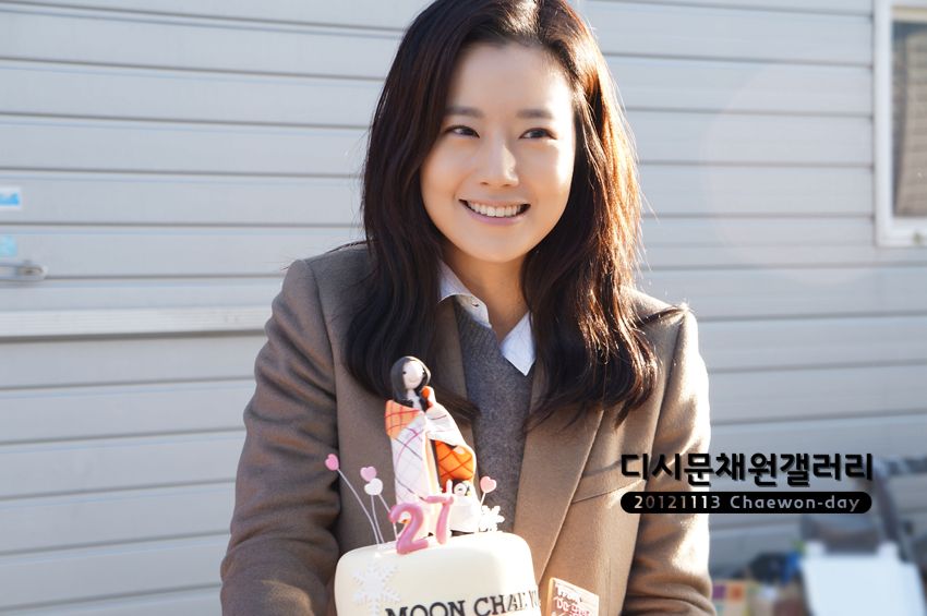 Moon Chae Won تحتفل بعيد ميلادها الـ 27 في موقع تصوير Nice Guy 1743D23550A24EDE2F2082