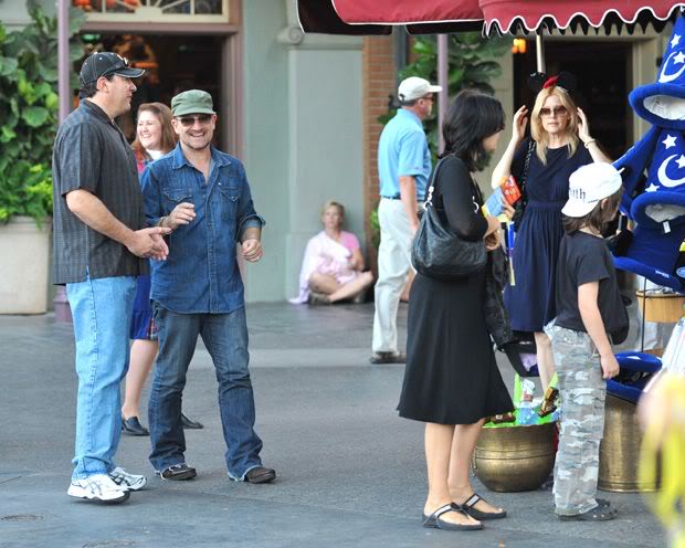 Bono Vox(U2) in vacanza a Disneyland Esterne261136422610113711_big