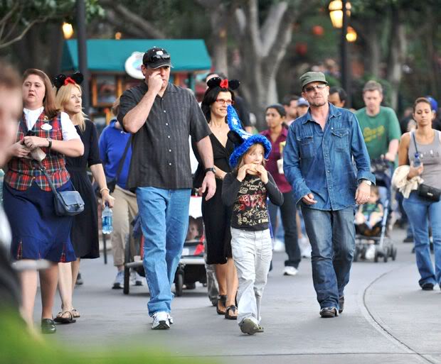 Bono Vox(U2) in vacanza a Disneyland Esterne261136472610113718_big