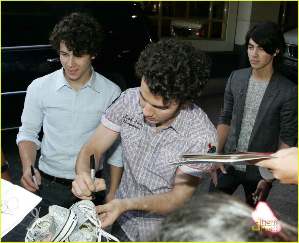 Firmando Autografos Jonas-brothers-left-right-left-01kj