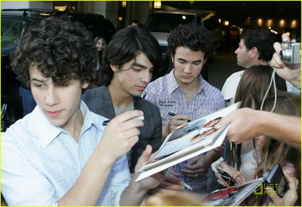 Firmando Autografos Jonas-brothers-left-right-left-03e