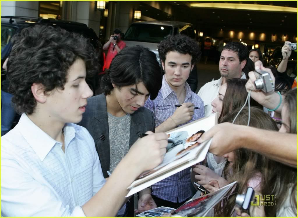 Firmando Autografos Jonas-brothers-left-right-left-05