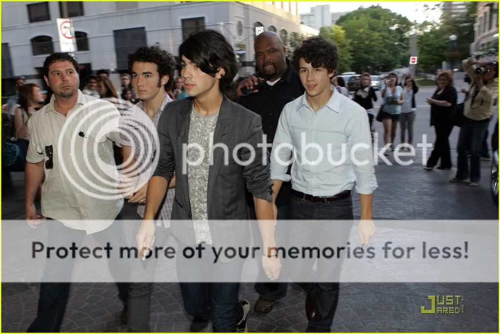 Firmando Autografos Jonas-brothers-left-right-left-06j