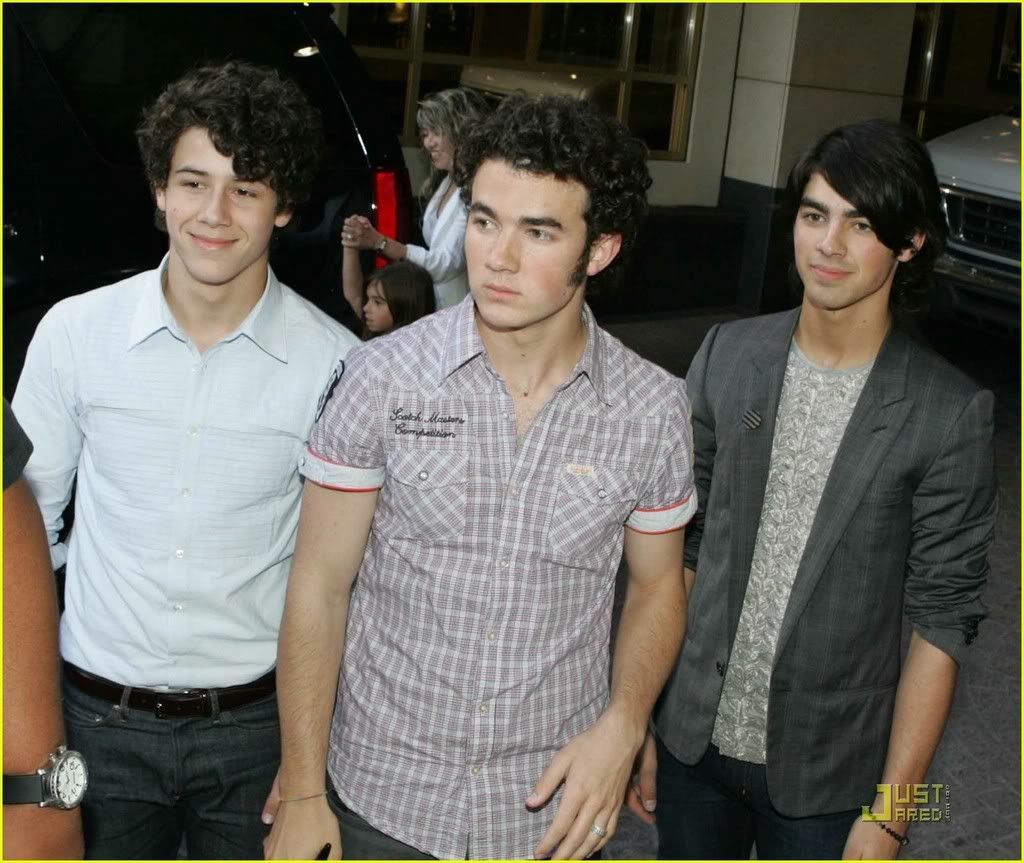 Firmando Autografos Jonas-brothers-left-right-left-07j