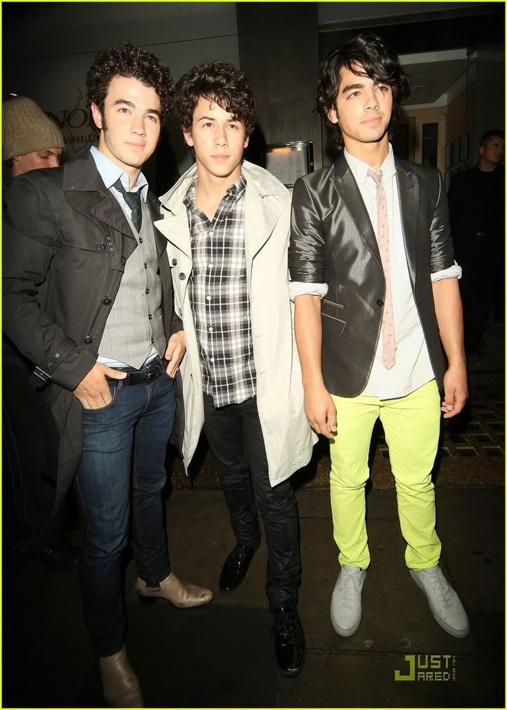 Saliendo de "Savor-Sushi" Jonas-brothers-savor-sushi-02j