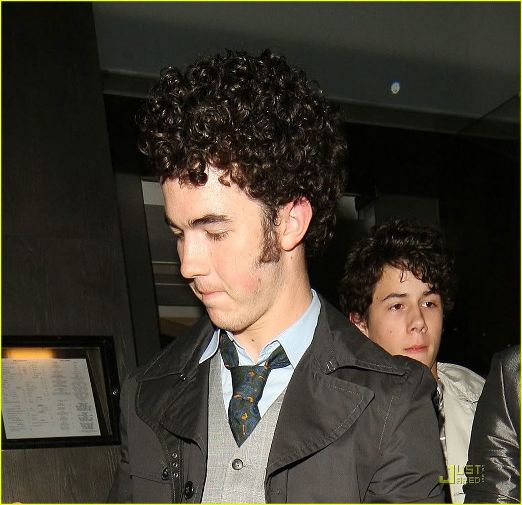 Saliendo de "Savor-Sushi" Jonas-brothers-savor-sushi-05