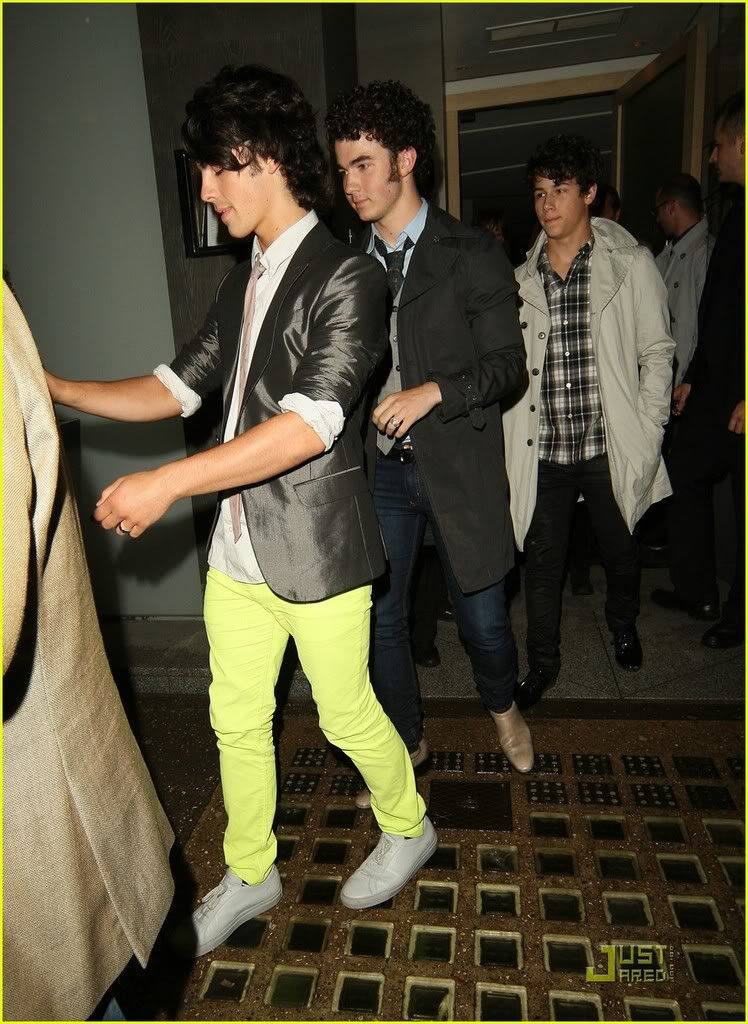 Saliendo de "Savor-Sushi" Jonas-brothers-savor-sushi-06