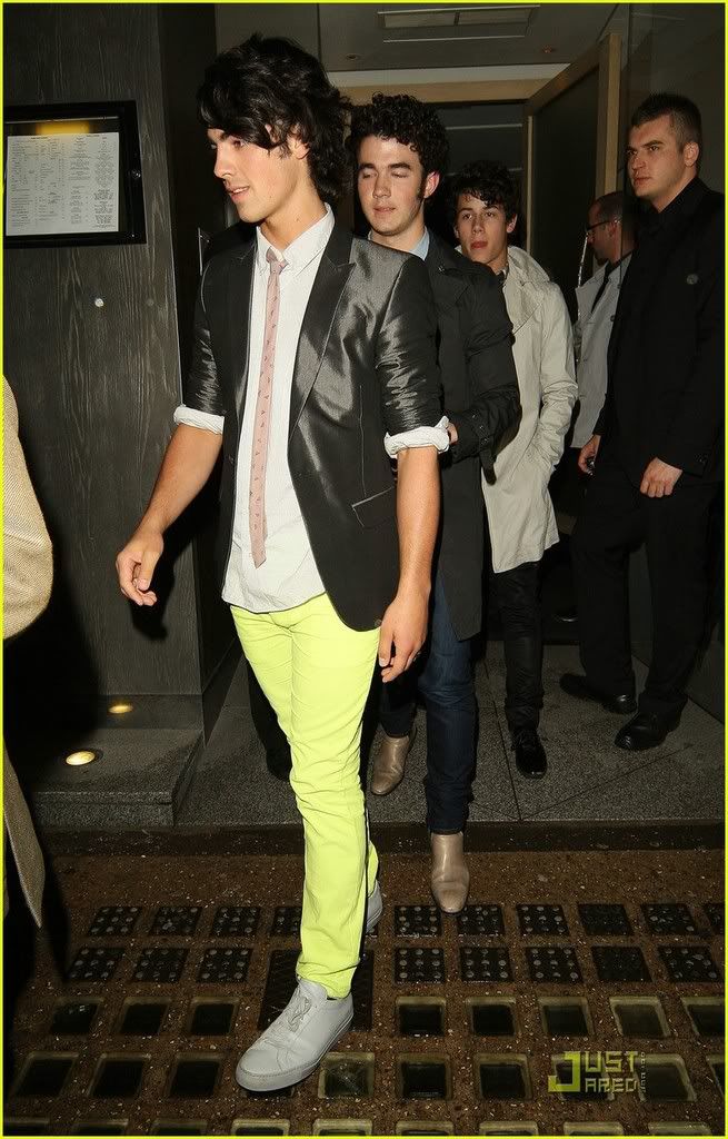 Saliendo de "Savor-Sushi" Jonas-brothers-savor-sushi-11