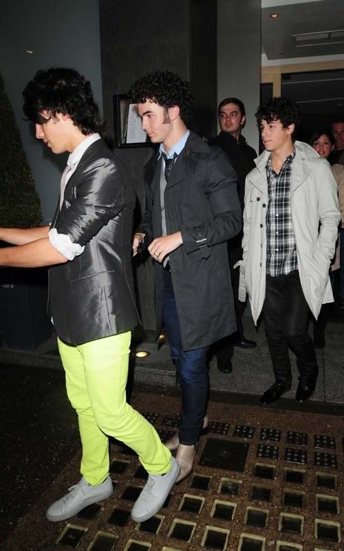 Saliendo de "Savor-Sushi" Jonas-brothers-savor-sushi-12