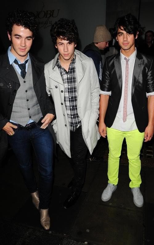 Saliendo de "Savor-Sushi" Jonas-brothers-savor-sushi-17