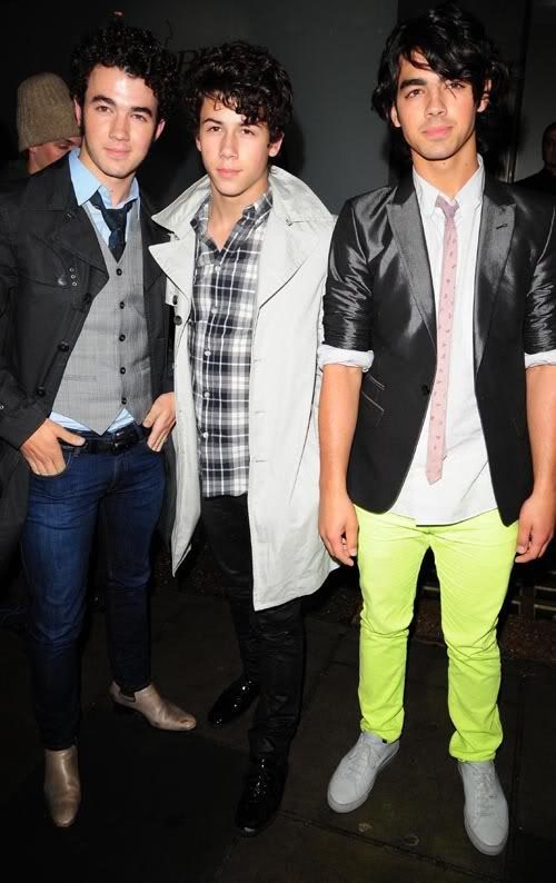 Saliendo de "Savor-Sushi" Jonas-brothers-savor-sushi-19