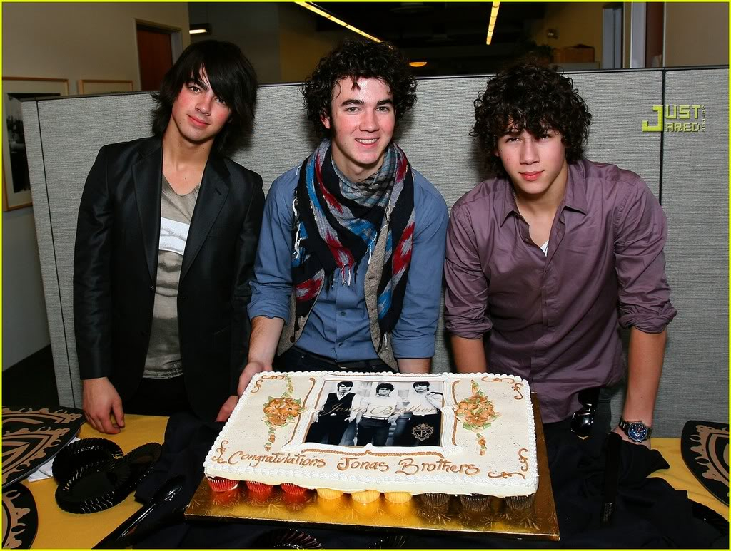 Festejo por Disco de Oro Jonas-brothers-gold-01