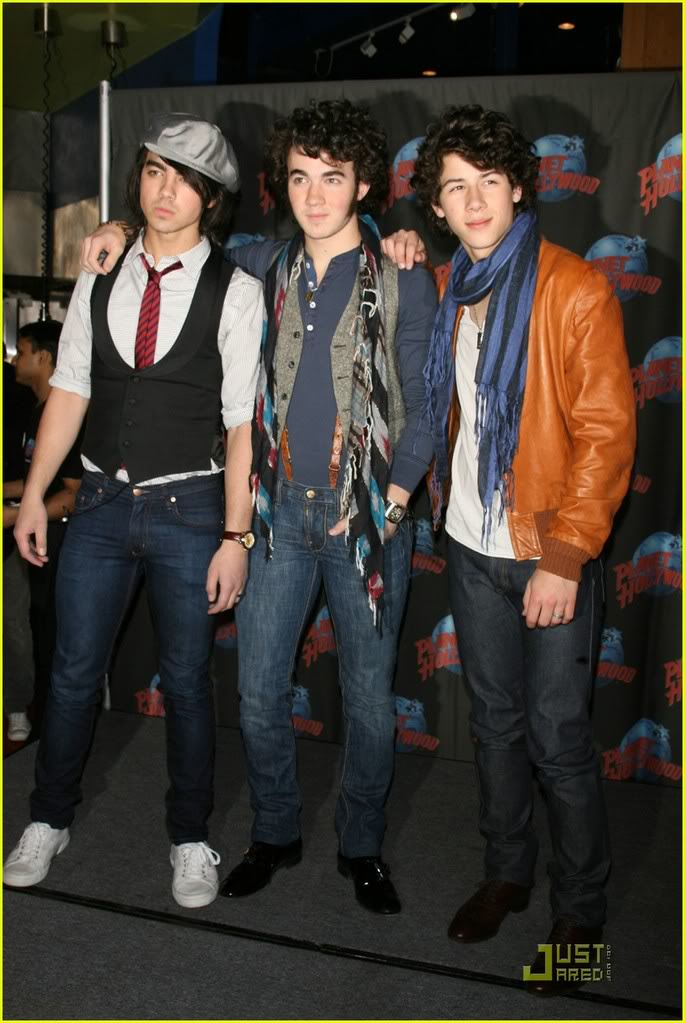 Los Jonas Dejan su huella en PLANET HOLLYWOOD Jonas-brothers-handprint-02