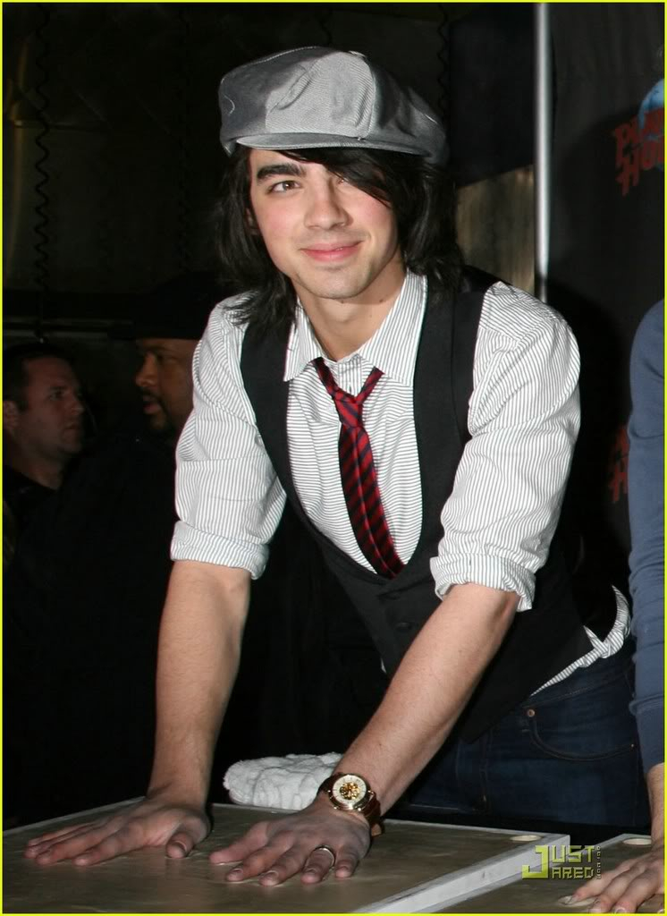 Los Jonas Dejan su huella en PLANET HOLLYWOOD Jonas-brothers-handprint-05