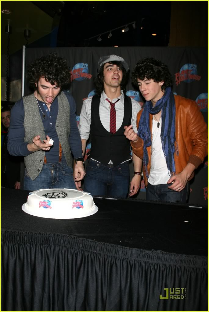 Los Jonas Dejan su huella en PLANET HOLLYWOOD Jonas-brothers-handprint-07