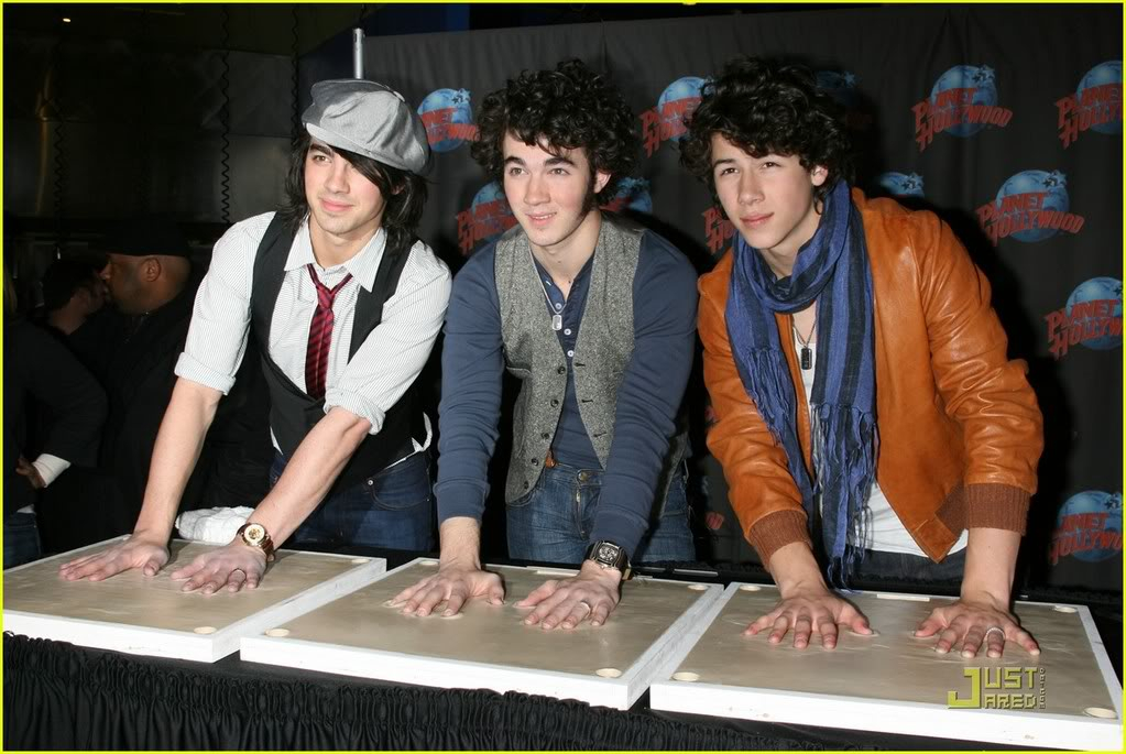 Los Jonas Dejan su huella en PLANET HOLLYWOOD Jonas-brothers-handprint-08