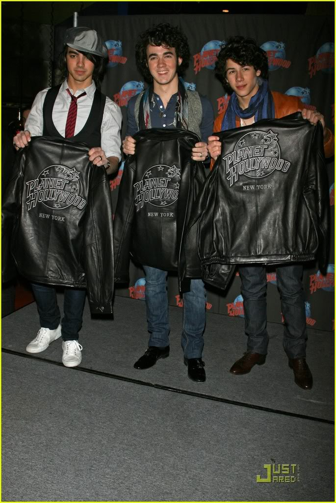 Los Jonas Dejan su huella en PLANET HOLLYWOOD Jonas-brothers-handprint-14