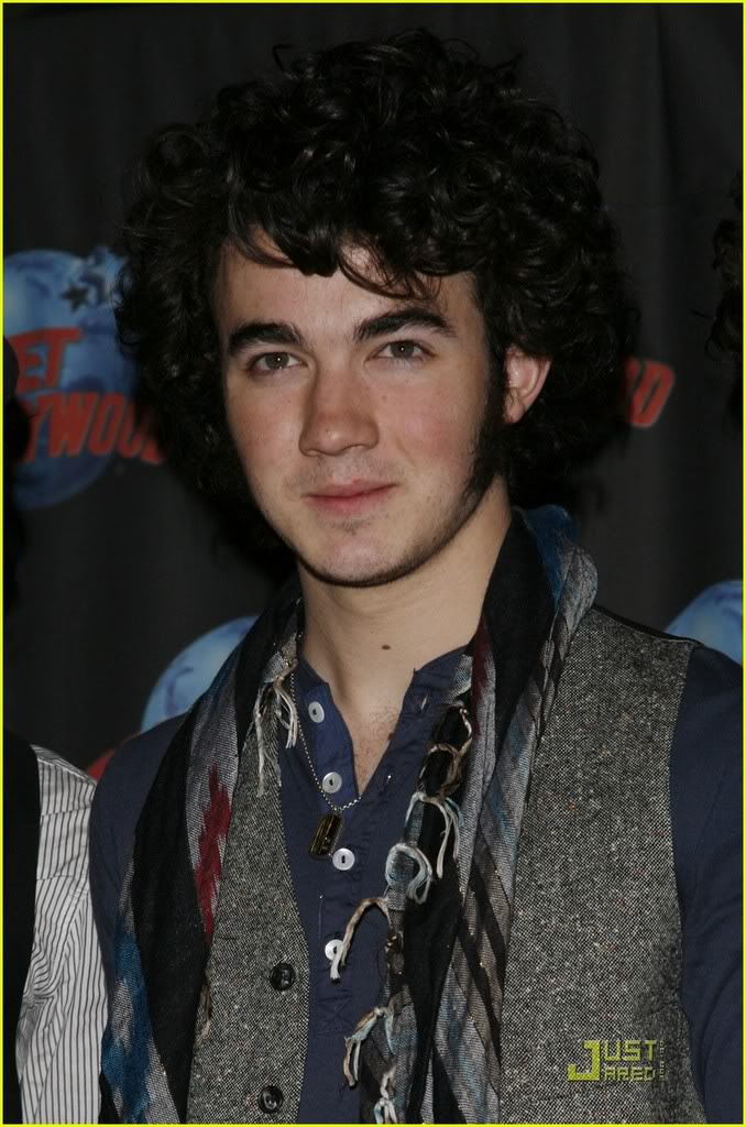 Los Jonas Dejan su huella en PLANET HOLLYWOOD Jonas-brothers-handprint-16