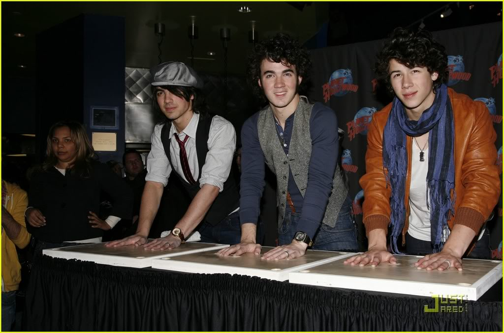 Los Jonas Dejan su huella en PLANET HOLLYWOOD Jonas-brothers-handprint-18