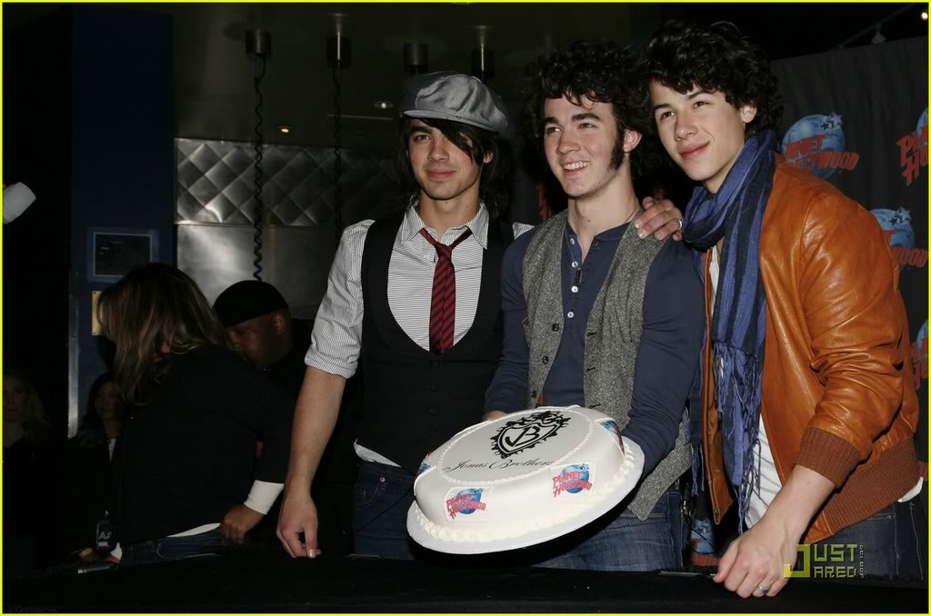 Los Jonas Dejan su huella en PLANET HOLLYWOOD Jonas-brothers-handprint-20