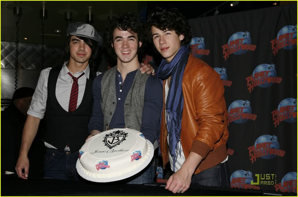 Los Jonas Dejan su huella en PLANET HOLLYWOOD Jonas-brothers-handprint-22