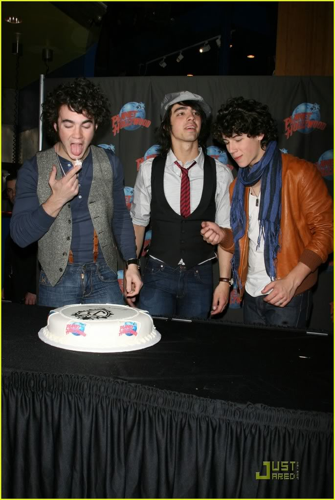 Los Jonas Dejan su huella en PLANET HOLLYWOOD Jonas-brothers-handprint-26