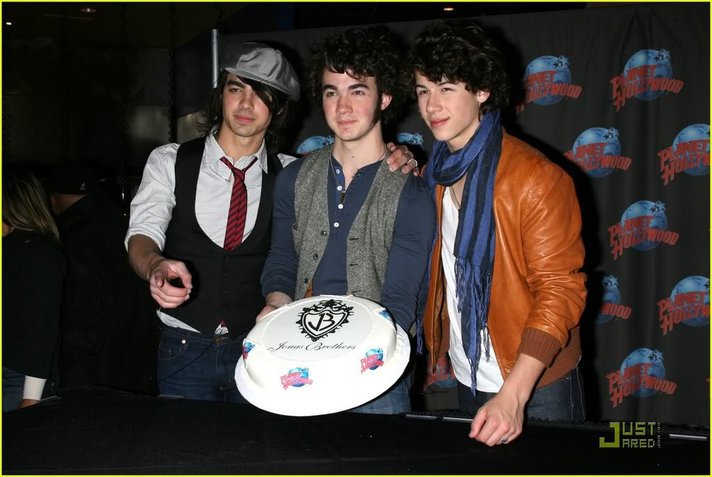 Los Jonas Dejan su huella en PLANET HOLLYWOOD Jonas-brothers-handprint-28