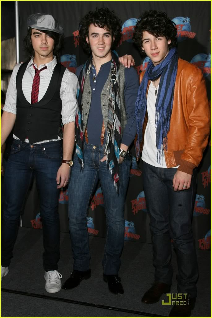 Los Jonas Dejan su huella en PLANET HOLLYWOOD Jonas-brothers-handprint-31