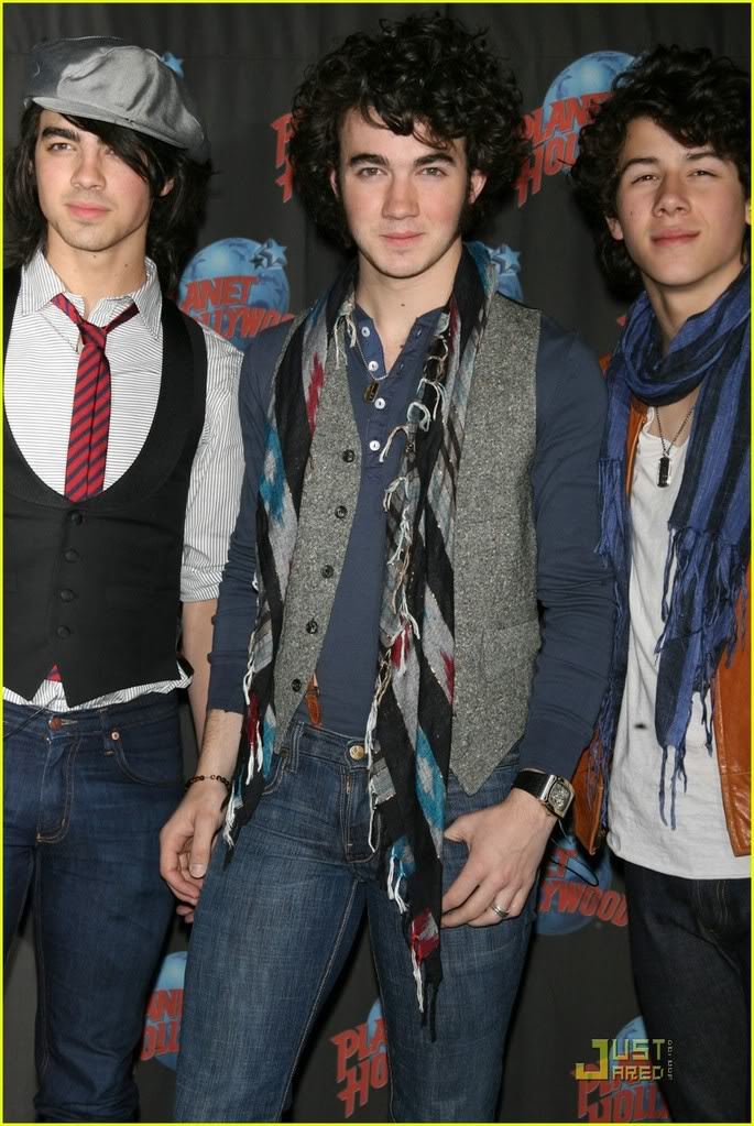 Los Jonas Dejan su huella en PLANET HOLLYWOOD Jonas-brothers-handprint-32