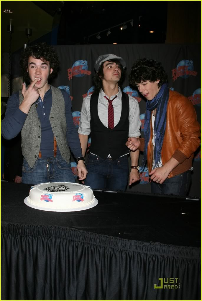 Los Jonas Dejan su huella en PLANET HOLLYWOOD Jonas-brothers-handprint-33