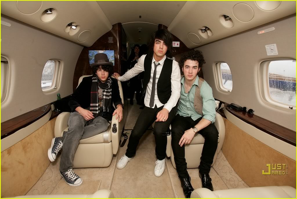 Jonas Brothers private jet Jonas-brothers-private-jet-07