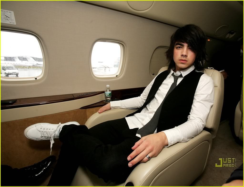 Jonas Brothers private jet Jonas-brothers-private-jet-10