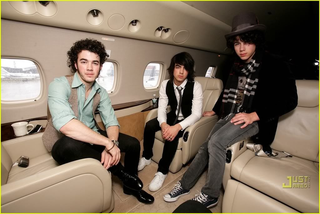 Jonas Brothers private jet Jonas-brothers-private-jet-27