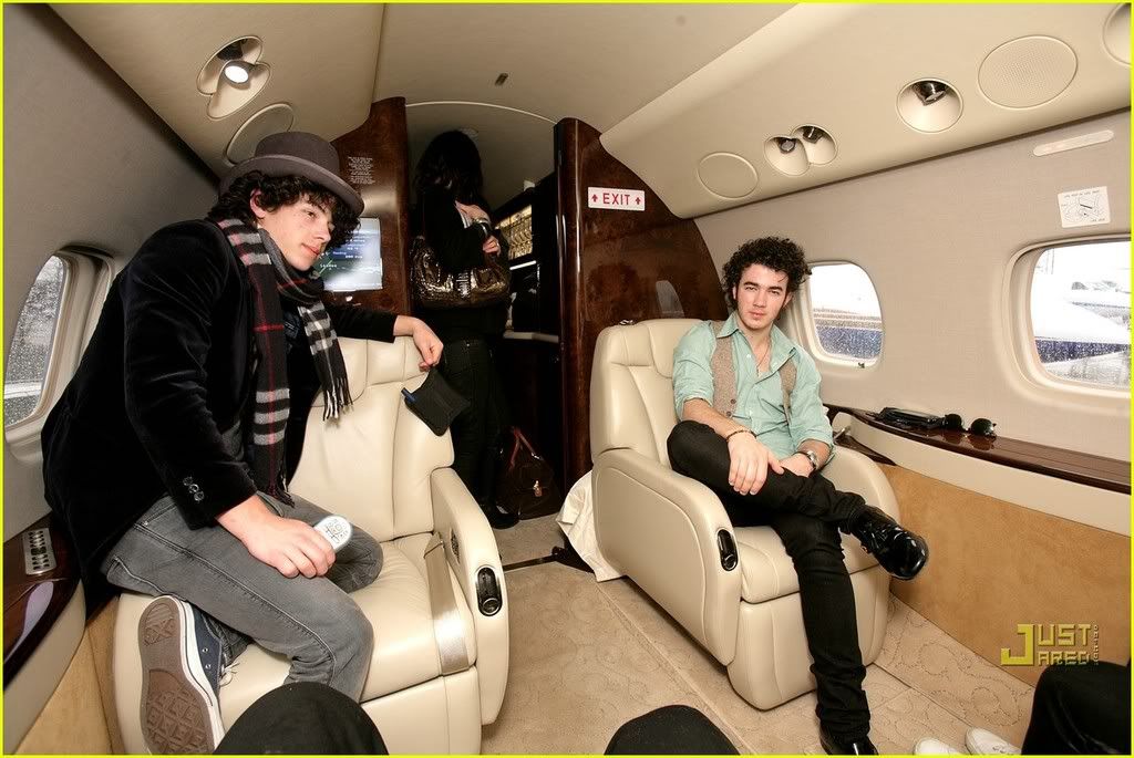 Jonas Brothers private jet Jonas-brothers-private-jet-28