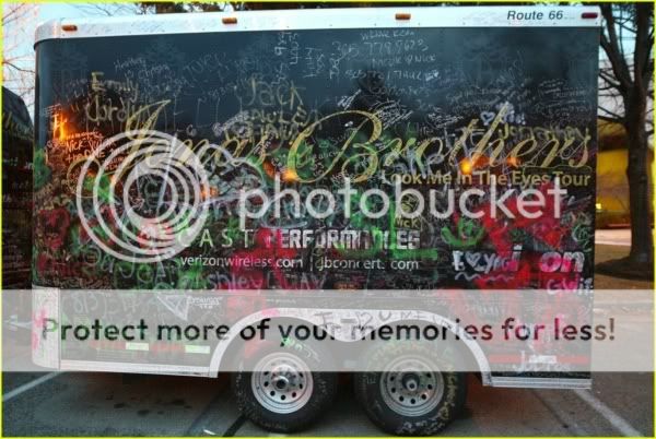 Las fans LOOKEAN el "Jobros Bus" Normal_jonas-brothers-patriots-08