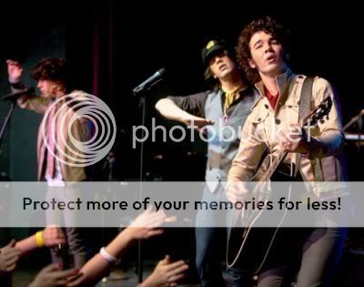 Concierto de anoche 20/3/08 Peke_jonas-brothers-cbs-3218-3