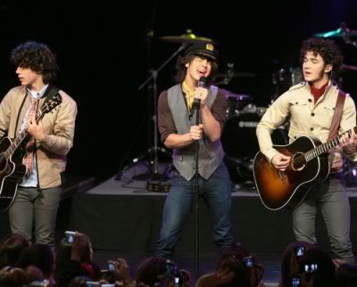 Concierto de anoche 20/3/08 Peke_jonas-brothers-cbs-3218-4