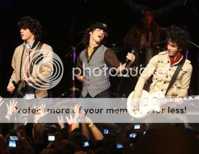 Concierto de anoche 20/3/08 Peke_jonas-brothers-cbs-3218-6