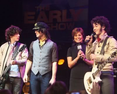 Concierto de anoche 20/3/08 Peke_jonas-brothers-cbs-3218-7