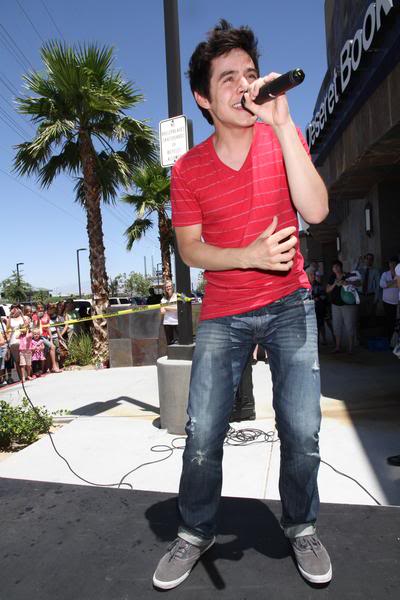 COS Tour Pictures! David-archuleta-red-shirt1