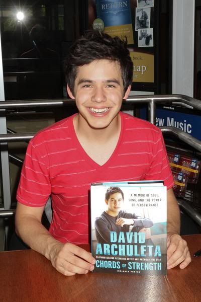 COS Tour Pictures! David-archuleta-red-shirt12