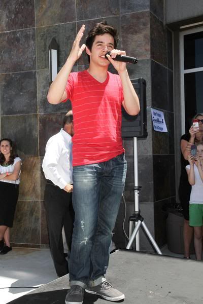 COS Tour Pictures! David-archuleta-red-shirt13