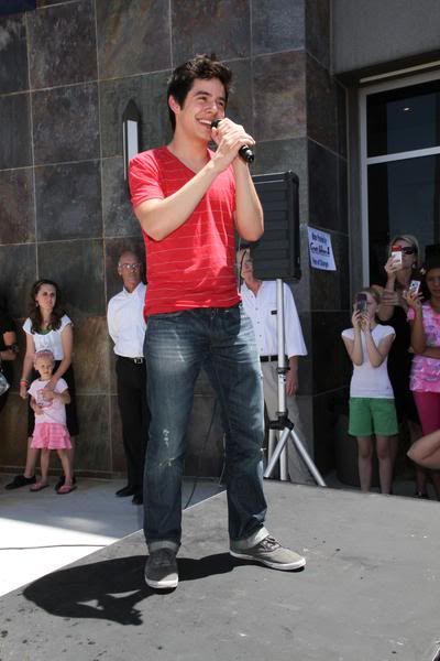 COS Tour Pictures! David-archuleta-red-shirt16