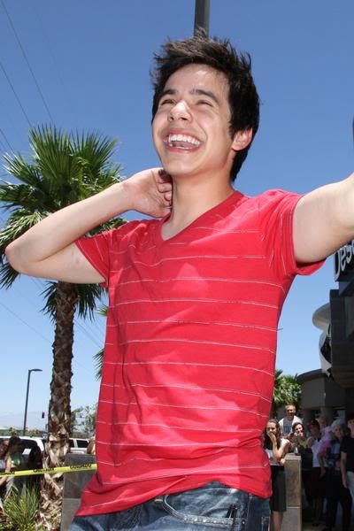 COS Tour Pictures! David-archuleta-red-shirt5