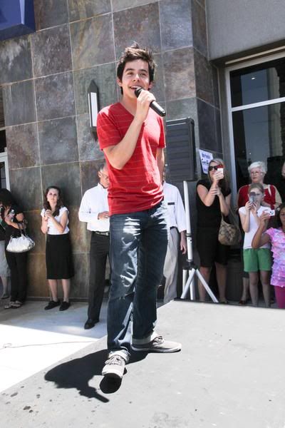 COS Tour Pictures! David-archuleta-red-shirt6