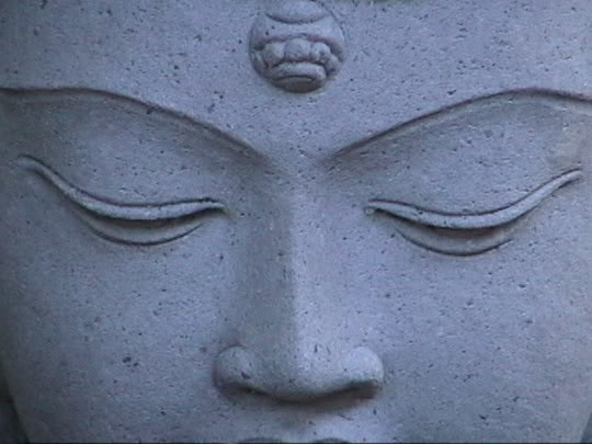 Les Fondements du bouddhisme : Les 12 liens interdépendants Stone_Buddha_by_bkapke